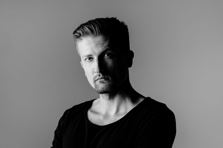 mateusz stasica - profil bokiem - szary